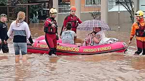 Bombeiros resgatam moradores ilhados em Passo Fundo (RS), na manhã desta segunda (4) | CBMRS/7bbm no Instagram
