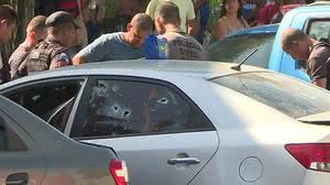 Carro do militar com as marcas de tiros | Reprodução / Globo News