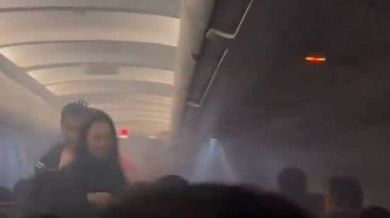 Imagem Vídeo: avião faz pouso de emergência em Hong Kong após carregador explodir a bordo