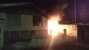 Um veículo que estava na garagem de uma casa pegou fogo, o cachorro da família, que estava acorrentado, acabou morrendo enforcado ao tentar fugir | Foto: Divulgação/CBM-MG