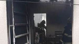 Imagem Bombeiros são acionados para conter incêndio em residência, em Arapiraca