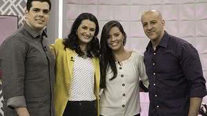 Apresentadores recebem o casal Carlos e Alessandra | Foto: Antônio Chahestian / Record TV