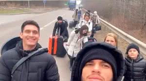 Brasileiros de time ucraniano chegam na fronteira com a Polônia caminhando | Foto: Reprodução/Instagram