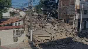 Os bombeiros e a prefeitura da cidade iniciaram as buscas por vítimas no local logo após o desabamento | Foto: Reprodução