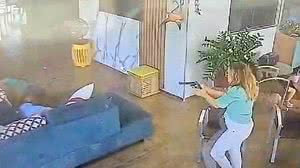 Câmeras flagraram suspeita de invadir casa e matar idosos neste domingo (21), em Peixoto de Azevedo (MT); imóvel era alvo de ação judicial, segundo a polícia | Reprodução