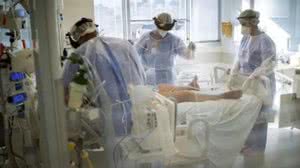 Dos 330 leitos criados pela Sesau para atender pacientes de coronavírus, 130 estavam ocupados até às 16 horas do sábado (08/01) | Foto: Folhapress