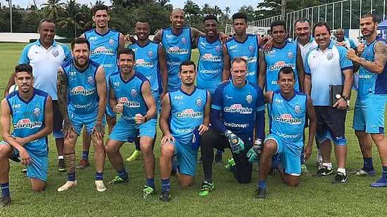 Time vencedor no rachão deste domingo posa para foto | Divulgação / CSA