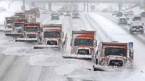 Caminhões trabalham na remoção de neve da pista da US Highway 12/18 em Madison, Wisconsin | John Hart/Wisconsin State Journal/AP