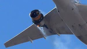Imagem Voo da United Airlines faz pouso de emergência após turbina soltar peças no ar
