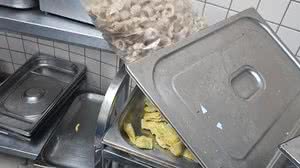 Armazenamento inadequado de alimentos no camarote Lounge Sapucaí | Foto: MP-RJ