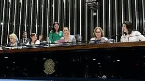 Senadoras Juíza Selma, Eliziane Gama, Leila Barros (presidindo a sessão), Zenaide Maia e Simone Tebet no Plenário em 12 de março | Roque de Sá/Agência Senado