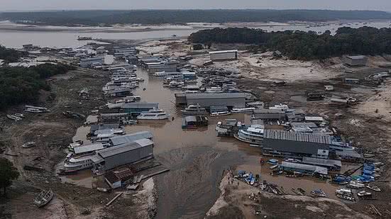 MANAUS, AM. 15/10/2023. Embarcações e casas flutuantes encalhadas na Marina do Davi em Manaus, porto usado pela população para acessar as praias do rio Negro e as comunidades ribeirinhas do entorno. O rio Negro atingiu hoje o menor nível da historia | Lal…