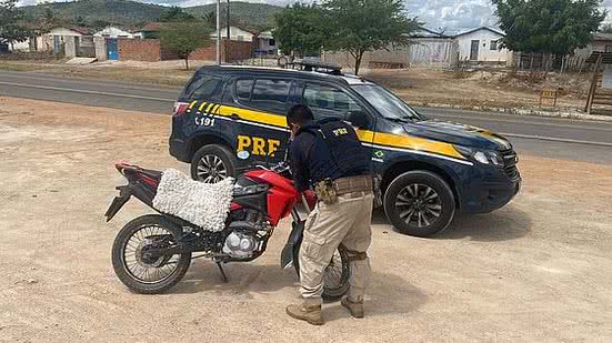 Motocicleta estava estacionada na faixa de domínio e com a placa quebrada | Foto: Cortesia / Ascom PRF