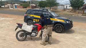Motocicleta estava estacionada na faixa de domínio e com a placa quebrada | Foto: Cortesia / Ascom PRF