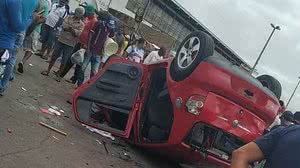 Veículo chegou a ser depredado pela população | Reprodução / Redes Sociais