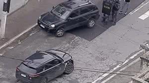 Imagem Agentes e robô da PM cercam carro de luxo roubado por criminoso em SP; casal foi feito refém