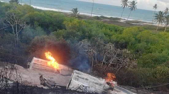Imagem Motorista fica preso às ferragens e morre carbonizado em acidente com carreta em Jequiá da Praia