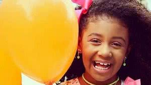 Menina foi atingida por tiro nas costas | Reprodução / Redes Sociais