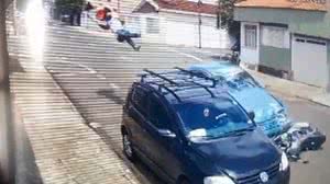 Imagem Vídeo: entregador morre após bater em carro e ser lançado para cima de outro veículo em Franca, SP