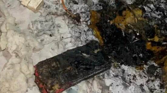 Celular explode enquanto carregava sobre a cama e causa incêndio em apartamento de Balneário Camboriú | Foto: Corpo de Bombeiros/Divulgação