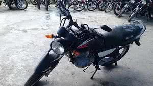 A motocicleta de modelo Suzuki ENI125 Yes está disponível no leilão do Detran-PE, que acontece na sexta (31) | Divulgação/Detran-PE