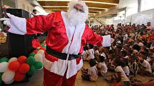 Papai Noel maquinista e as crianças | Filipe Jordão/JC Imagem