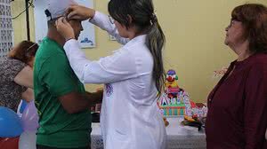 Imagem Pestalozzi de Maceió realiza entrega de cadeiras banhitas e aparelhos auditivos