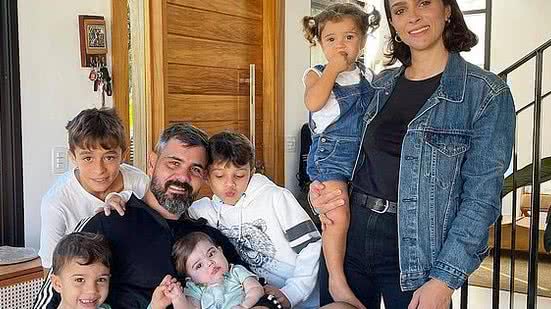 Juliano Cazarré e sua esposa, Leticia Cazarré com os filhos Vicente, Inácio, Gaspar, Maria Madalena e Maria Guilhermina | @leticiacazarre no Instagram