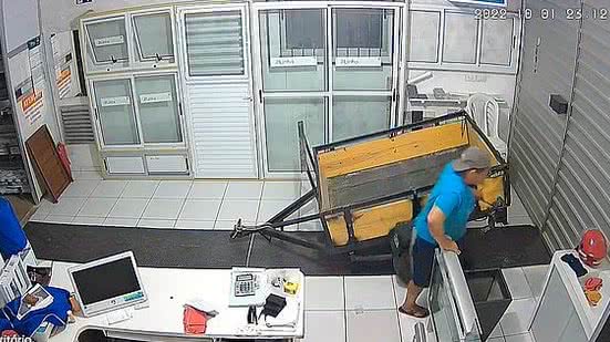 Mulher é filmada praticando furto em Santana do Ipanema | Reprodução