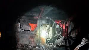 Chamas danificaram estrutura de casa de três pavimentos | Cortesia ao TNH1 / CBM-AL