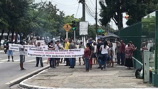 Protesto de trabalhadores acontece na frente do hospital | Foto: Cortesia ao TNH1