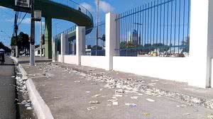 Lixo toma conta das ruas, próximo a seções eleitorais | TNH1 / Erik Maia