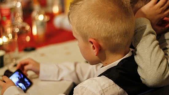 Criança assistindo | Pixabay