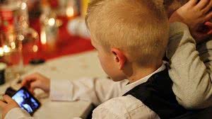 Criança assistindo | Pixabay