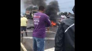 BR-104 está bloqueada por moradores do Conjunto Tavares Granja | Foto: Reprodução