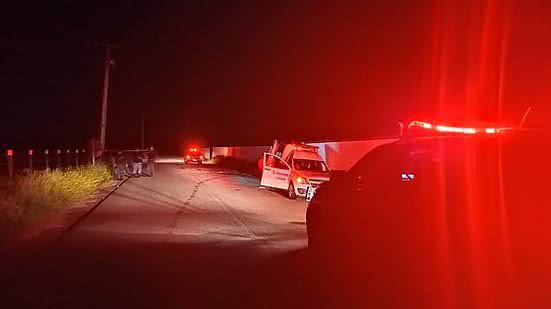 O veículo seguia destino Atalaia- Cajuiro quando, segundo a polícia, o motorista perdeu o controle da direção e capotou. | Foto: Cortesia / BPRv