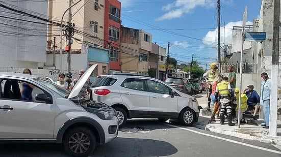 Unidade de resgate do Corpo de Bombeiros conduziu a vítima até o HGE, SMTT também esteve no local | Foto: Ascom Ronda no Bairro