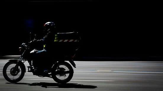 Motociclista ainda tentou fugir, mas caiu do veículo e fraturou o punho | Foto: Reprodução / Matheus Bruxel