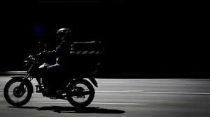 Motociclista ainda tentou fugir, mas caiu do veículo e fraturou o punho | Foto: Reprodução / Matheus Bruxel