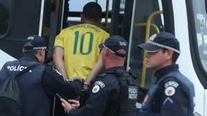 Imagem Manifestantes que invadiram o Planalto são presos pela PM em Brasília