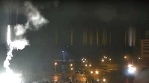 Imagens de câmeras de segurança mostram um clarão na Usina Nuclear de Zaporizhzhia durante bombardeio na cidade de Enerhodar, na Ucrânia, em 4 de março de 2022 | Foto: Reprodução / YouTube
