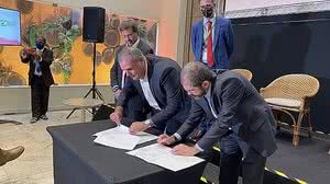 Min. Gilson Machado (esq) e Pres. BNB José Gomes da Costa assinam financiamento | Divulgação / BNB