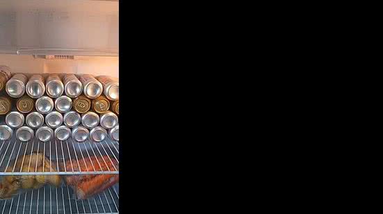 Cervejas estão sendo mantidas no refrigerador da merenda escolar | Foto: Reprodução