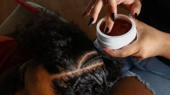 Imagem Anvisa publica alerta sobre pomada para cabelo que causa cegueira temporária