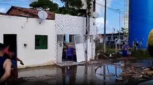 Imagem Rompimento em reservatório d'água alaga residências em Piaçabuçu