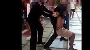 Imagem Vídeo: segurança dá 'mata leão' para expulsar adolescente negro de shopping em Salvador