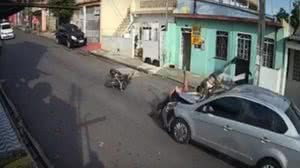 Imagem Motorista atropela assaltantes após tentativa de roubo em Manaus; assista