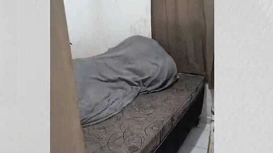 Corpo da vítima foi encontrado enrolado em lençóis com perfurações de faca e golpes de martelo | Reprodução/TV Pajuçara
