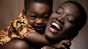 A guineense Samira Nancassa, 29, com o filho Wallid Gustavo, 2, nascido no Brasil | Folhapress