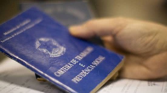 Carteira de trabalho | Marcia Folleto/Agência Brasil